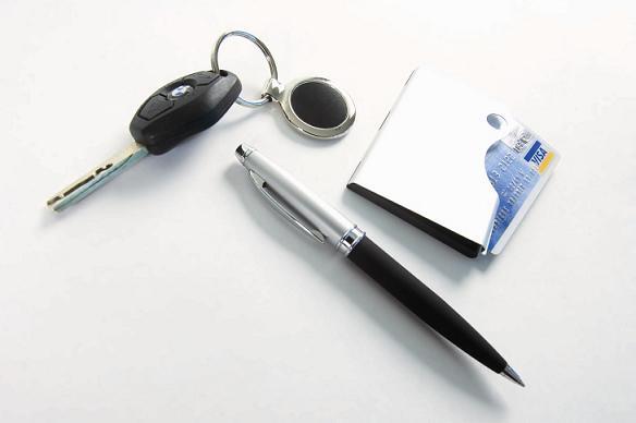 Gåvoset med kortinnehavare, kulspetspenna och nyckelring