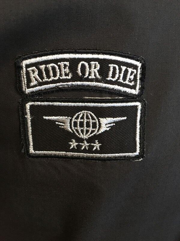 Badge på höger bröst