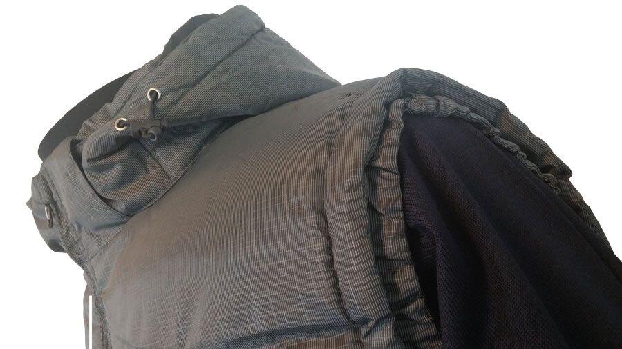 Väst med avtagbar huva