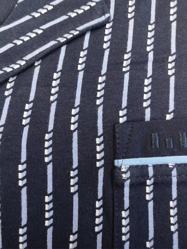 Mörkblå/mönstrad - närbild